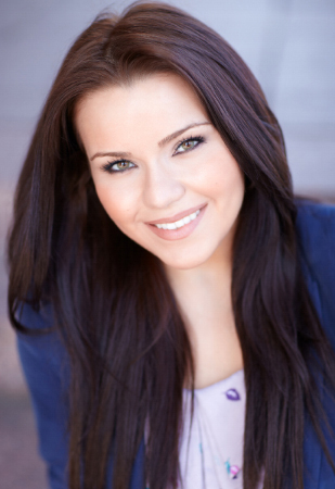 Headshot shot of young woman, Evi Siskos-Yariv